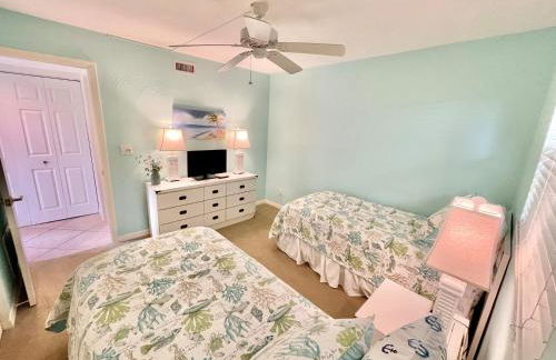 End Unit Steps from Beach Access w/ No Crazy Beach Prices - Foto 28