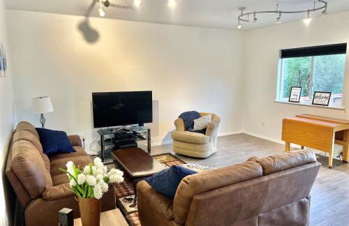 Newly Remodeled spacious units, minutes from mountains, inlet, downtown and airport - Photo 25