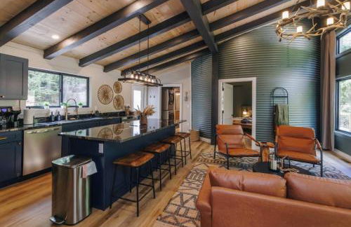 NEW Unique Stay w King Beds and Private Hot Tub - Foto 34