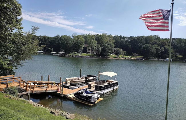 Sleeps 22, Lakefront w/ Private Dock & Pool, 2 Houses Lake Living by Avantstay - Foto 3