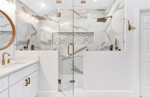 Lakefront Luxe 6BR 4B Home with Pool & Hot Tub - Foto 17