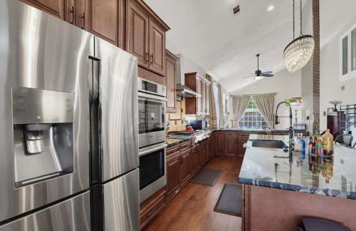 Tropical 4BR Oasis with Pool and Jacuzzi Near Strip - Photo 18