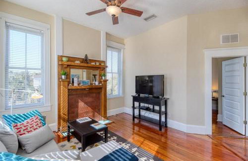 Open & Bright - 5 min drive to TIAA Bank field - Photo 2