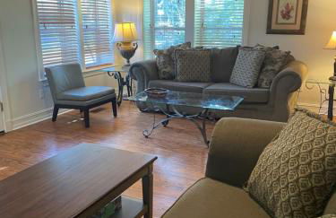 Spacious renovated 4br downtown home w firepit sleeps 8+ - Photo 6