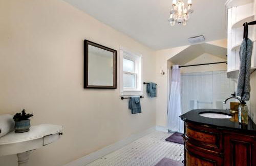 The Golden Parlor- Historic Victorian, Hot Tub - Foto 56