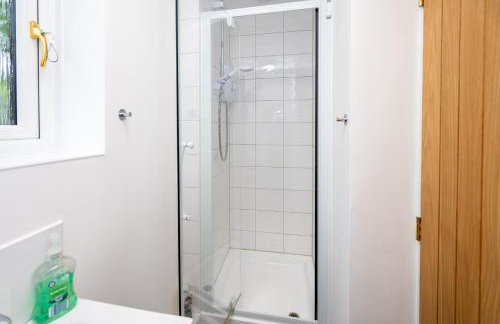 Splendid House Great Location to WAVE Surf & South West Water Park - Super Garden By STAE-Homes - Foto 23