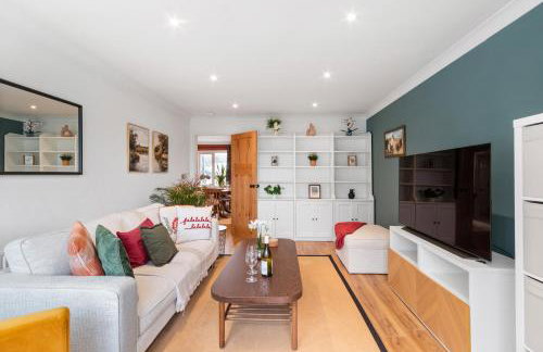 Marlow - Three Bedroom House - Parking - Photo 3