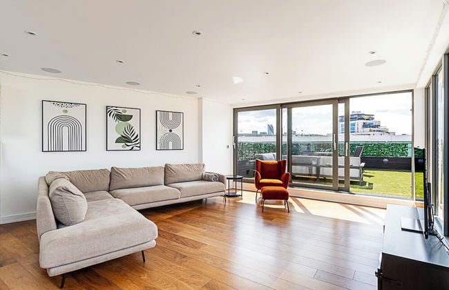 Modern Haven With Terrace View & Urban Charm - Foto 13