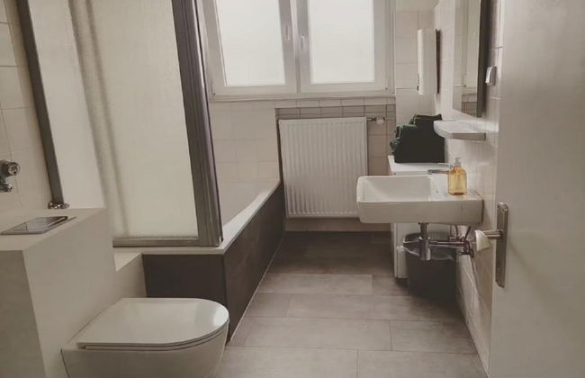 Modern Apartment With Balcony - Photo 29