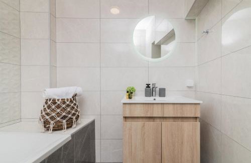 Fratelli Villa, with Heated Pool & Spa Whirlpool, By ThinkVilla - Foto 19