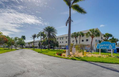 Large Balcony and Water Views Indian Shores Condo! - Foto 27