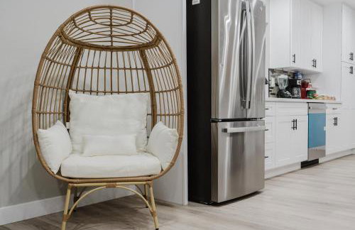 Entire Private Home with 3 Bedrooms 2 Bathrooms, Hot Tub, Garage, King Bed, Available Now - Foto 28