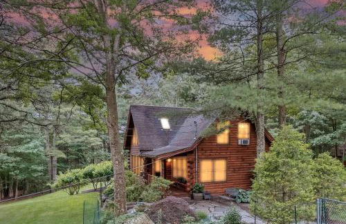 Poconos True Log Cabin with Sauna, Movie Theather, Hot Tub & Fire Pit! - Foto 8