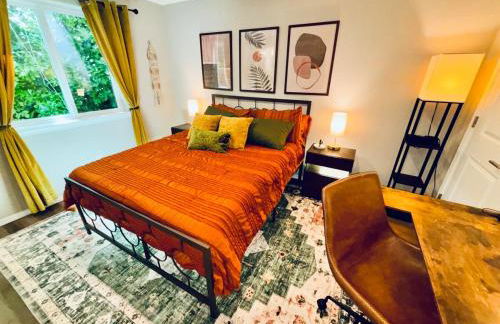 Colorful Comfort 3 Bedroom Home with Fenced yard - Foto 10