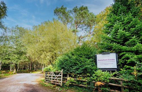 Denstone, woodland lodge with hot tub for 8 - Foto 20