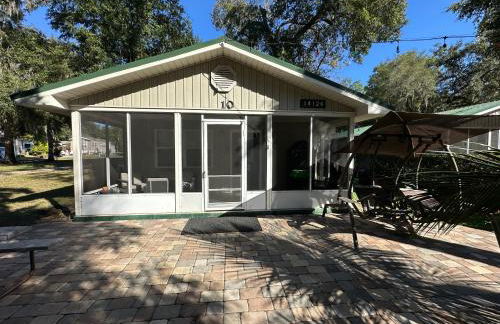 Larkin's Corner Salt Springs Resort Cottage 10 - Foto 1