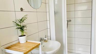 Modern eingerichtetes Apartment mit Balkon - Foto 4, Shower