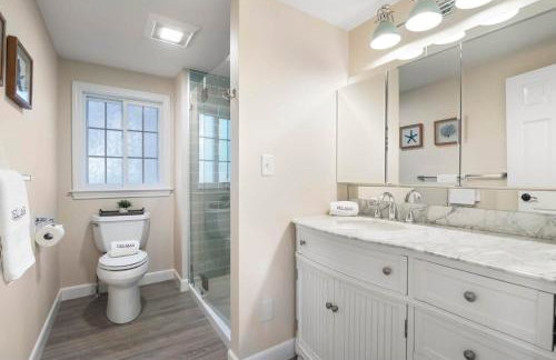 Minutes to Craigville Beach Private Patio and Backyard - Foto 17