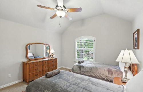 Lewisville Luxe Pool Getaway - Patio BBQ TV Room - Foto 40