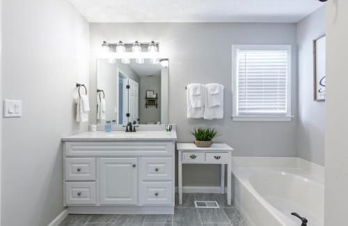 Fully Fenced & Stylish 3BR Near LakePoint Sports - Foto 25