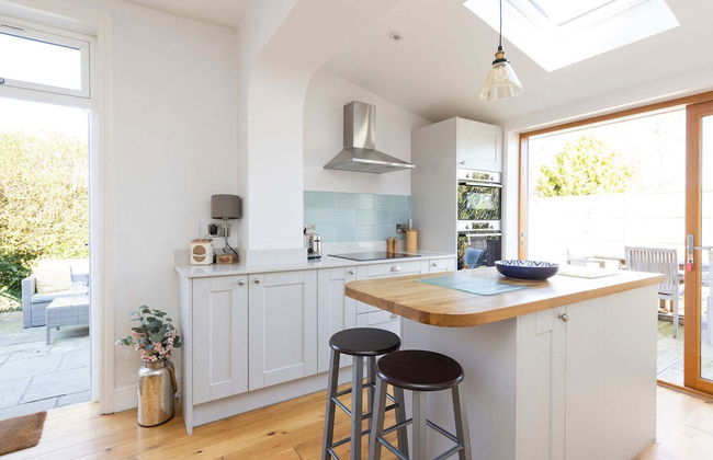 Charming Seaside Cottage - 5-min Walk to Beach - Photo 58