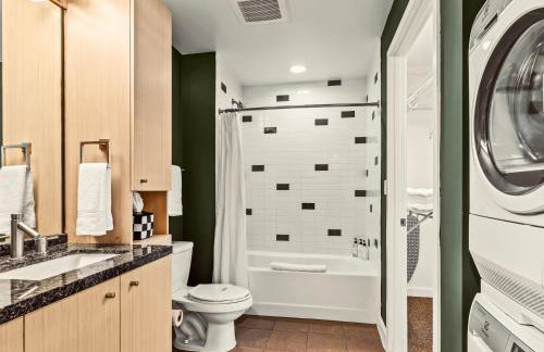 Downtown Dallas High Rise with Free Parking, Gym, Pool, City Views - Foto 10