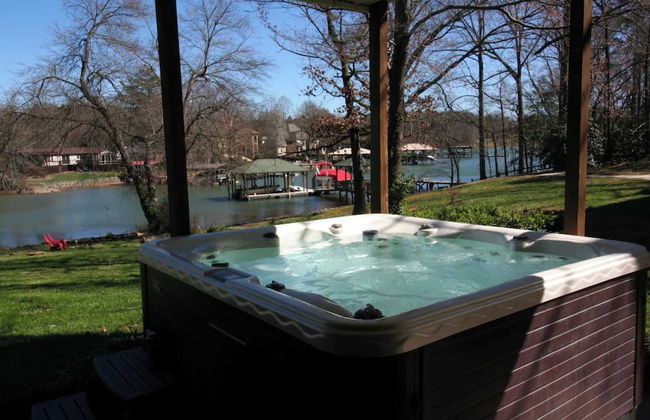 Lakeside Lodge by Avantstay Hot Tub + Dock - Foto 47