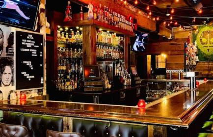 Entire Private Home with 4 Bedrooms 2 Bathrooms, 6 Beds, Hot Tub, King Bed, 6 Parking, Big Yard, Available Now - Foto 74