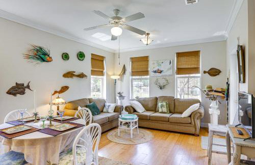 Lovely Carrabelle Home with Lake Views and Pool Access - Foto 3