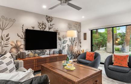 Design-forward Palm Springs home w saltwater pool lush yard multiple outdoor dining areas Casa Papagayo by AvantStay - Foto 7