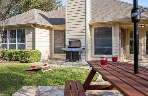 NEW! Stylish Home Arcade & Fireplace Sleeps 10 - Foto 32