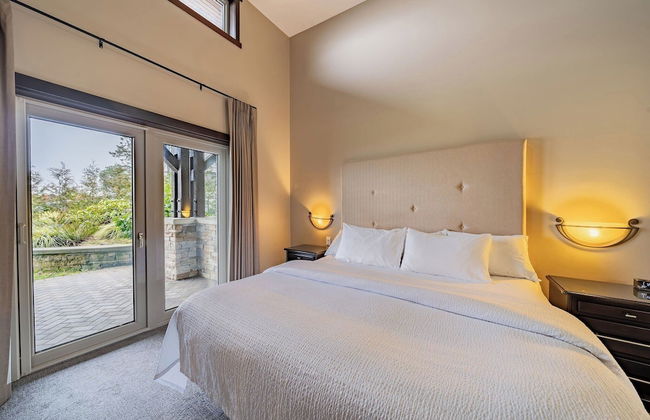 Sunrise Ridge Waterfront Resort - Photo 23