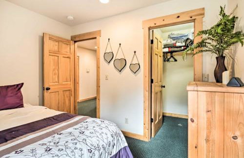 Chalet at Running Y Resort with Wraparound Deck! - Foto 24