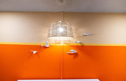 The Orange Lounge - 8 min to KU & Mass - Photo 8