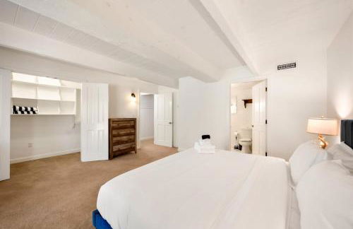 Scout's Lakehouse Retreat by Colby & Conrad - Foto 29