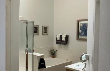 Unwind in Style in this stunning townhome retreat - Foto 22