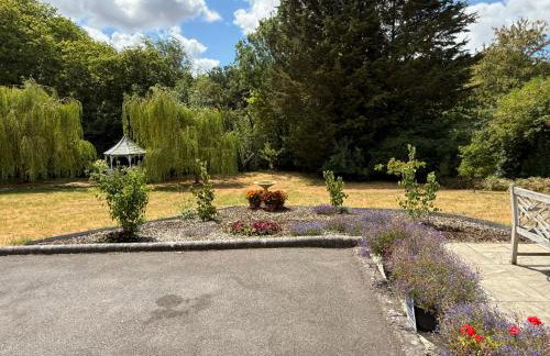 The Nook located in a beautiful garden setting with parking - Foto 19