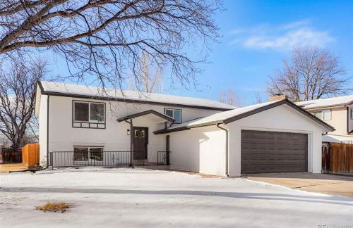 Spacious and Cozy 5 Bed 3 Bath Vacation House W 2 King 3 Queen! Sleep 12! 15Min to Red Rocks - Foto 3