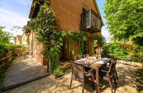 Cosy Cotswold Lodge by Your Home Here - ideal for families, log-burner, spa, private parking, EV Hookup included and heated swimming pools - Foto 2