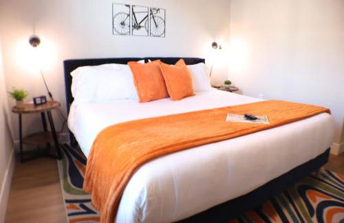 Luxe King Suite, Cozy Sectional, Gym, Pool, U of A - Photo 19