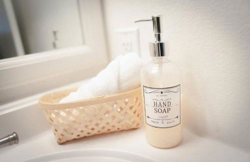 Vegas Hideaway with Jacuzzi & Pool by Strip - Foto 47