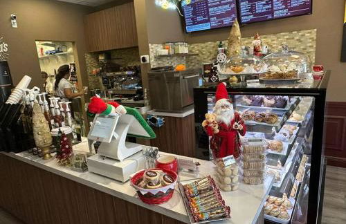 Stunning & Spacious Resort-Style Condo Across From Beach! - Foto 32