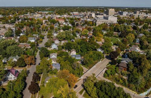 Family Downtown Mansion - Sleeps 13 - Foto 33