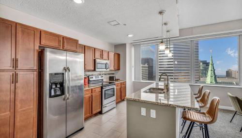 14th Floor Lux Downtown Condo w/ LAKE VIEWS & Gym - Foto 3