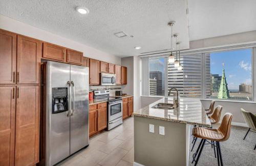 14th Floor Lux Downtown Condo w/ LAKE VIEWS & Gym - Photo 3