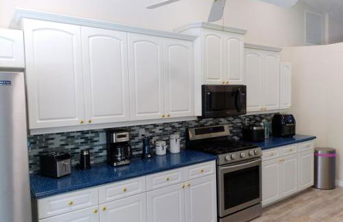 Villa Varona Resort, Heated Pool, Ping-Pong, Pool Table, Fire Pit and Pergola - Foto 24