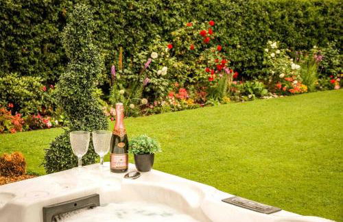 Stunning views, Hot tub, 5 mins to Chester - Photo 80