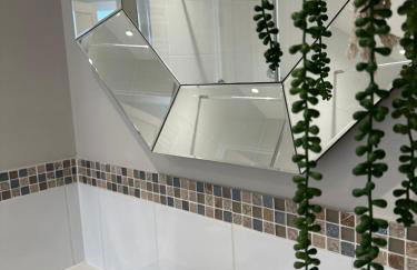 Exclusive Marina View Apartment Free Parking - Photo 38