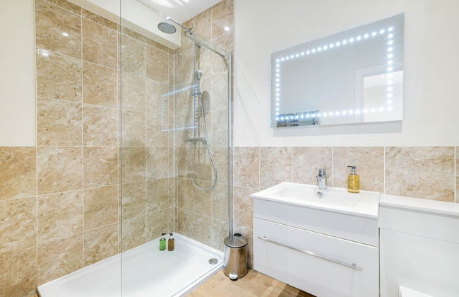 Luxury 3 Bedroom Apartment with Parking - Foto 36