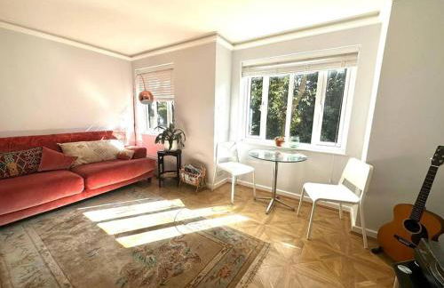 Stylish, Peaceful 2-Bed Flat with Free Parking - Foto 1